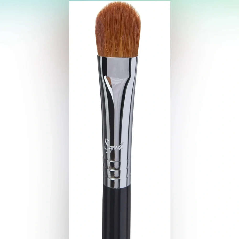 SIGMA BEAUTY LARGE SHADER BRUSH E60